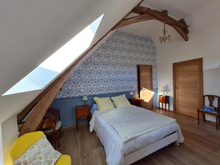 chambre-mansardee-papier-peint-bleu